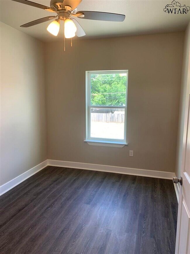 Building Photo - 436 W College St