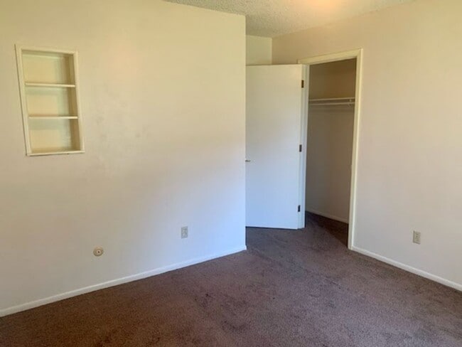 Building Photo - Spacious Heights 3 Bed!