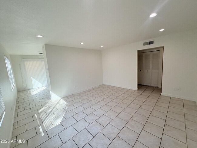 Building Photo - 1538 E Palmdale Dr