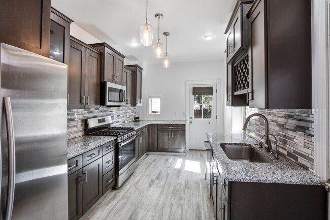 Building Photo - Beautiful 3BR 1.5 Townhouse in North East Lancaster City!