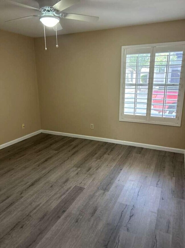 Building Photo - 15822 N 5th Ave