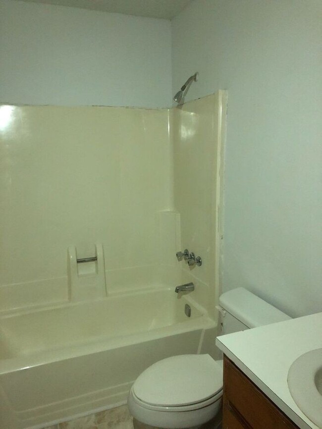 Building Photo - 2 Bedroom 1 Bath Duplex Available!