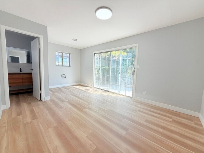 Building Photo - Huge 3 bedroom 2 bathroom for lease