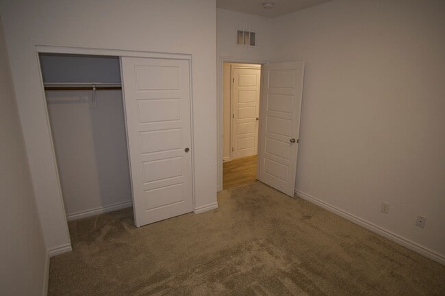 Building Photo - Spacious 2 Story Townhome!