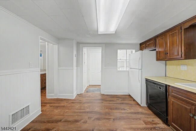 Building Photo - 242 W Hanover Ave