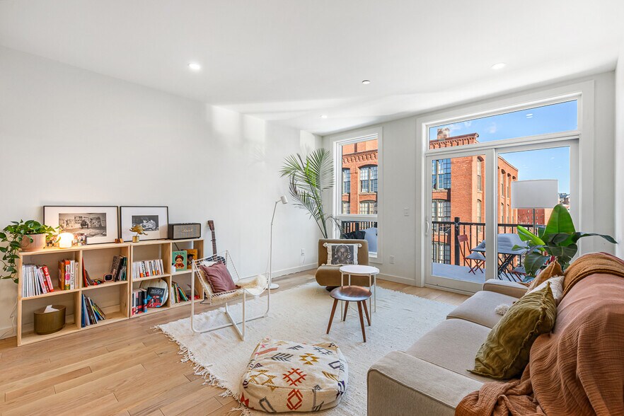 Building Photo - 123 Friendship St