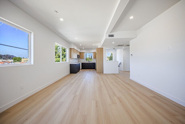 Building Photo - 2847 S Victoria Ave