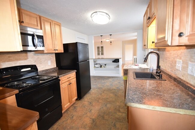 Building Photo - 20-24-24 Walnut St