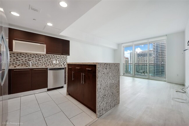 Building Photo - 950 Brickell Bay Dr