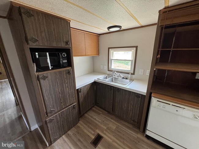 Building Photo - Coming Soon - 3 Bedroom 1.5 Bath Home - Hi...