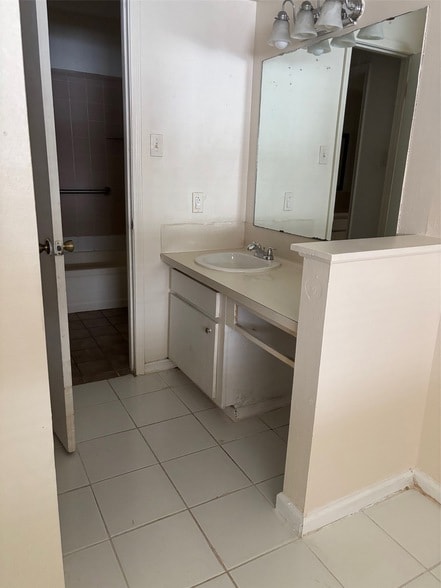 Building Photo - 2210 Buchanan Dr