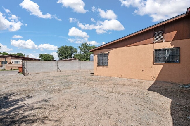 Building Photo - 1105 Calle Mesquite