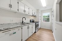 Building Photo - Updated 2BR Townhome in Prime Chapel Hill Location with Pool & Tennis!