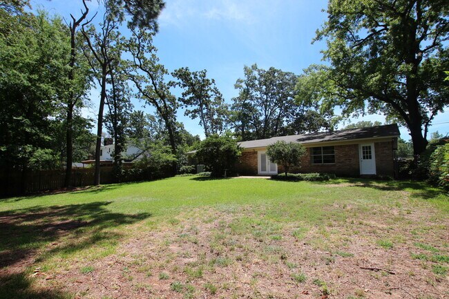 Building Photo - 2930 Williamsburg Dr