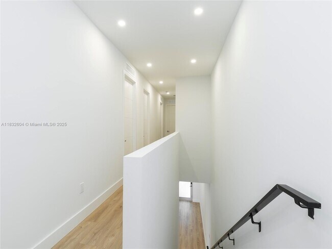 Building Photo - 1421 SW 24th Ct