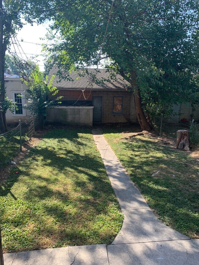 Building Photo - 1-2 Bedroom, 1st Floor, Yard, Laundry Option, West York SD