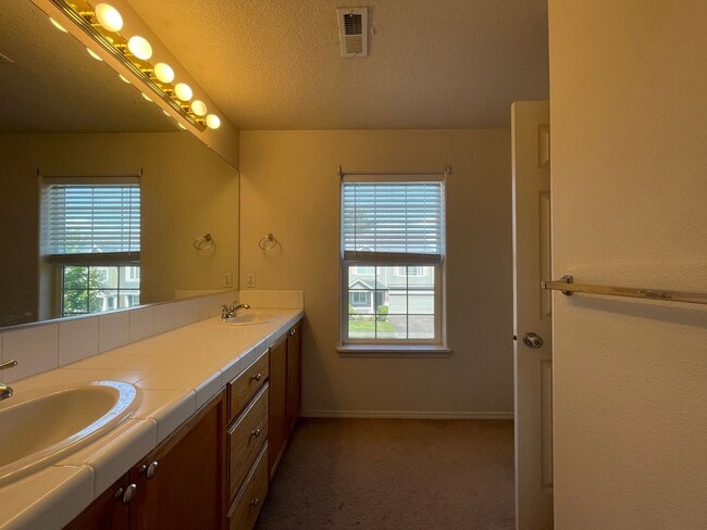 Building Photo - Hillsboro 3Bedroom 2.5 Bath + Den ~ Includes Washer & Dryer and Garage ~ Orenco Gardens Neighborh...
