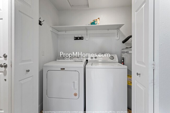Building Photo - Beautifully Updated Condo in Multnomah Village - 3 Bedrooms!
