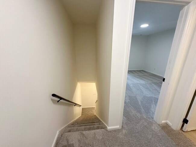 Building Photo - 908 Hearthridge Ct
