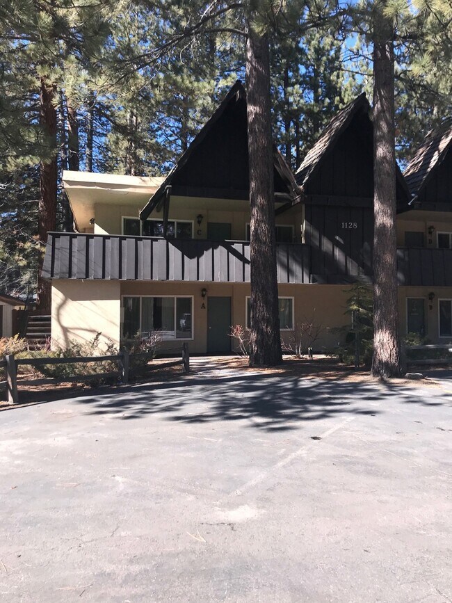 Building Photo - UNFURNISHED Upgraded Condo in Central location - Quiet Condominium Complex