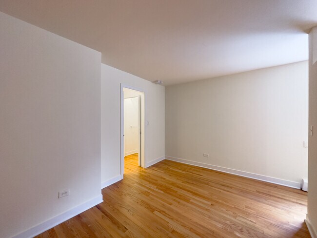 Building Photo - 630 W Wrightwood Ave