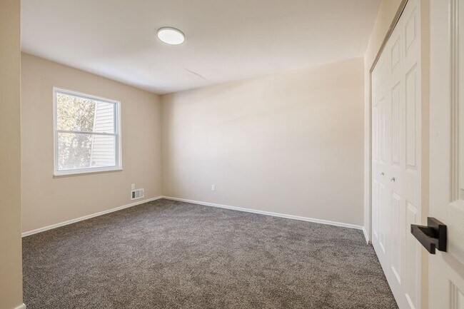 Building Photo - 14 Elm St