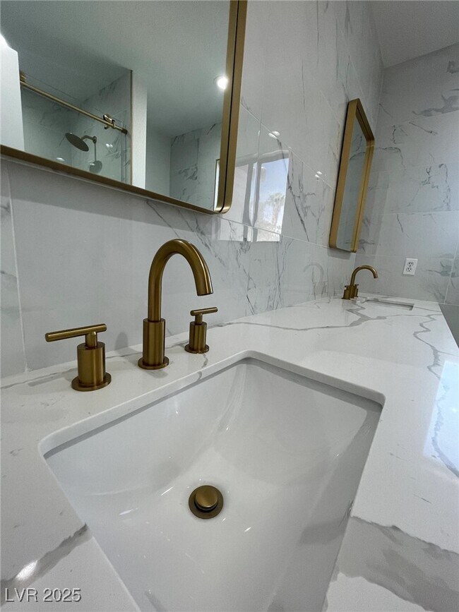 Building Photo - 3004 Ocean View Dr