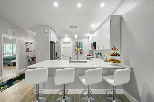 Building Photo - 2100 Como St