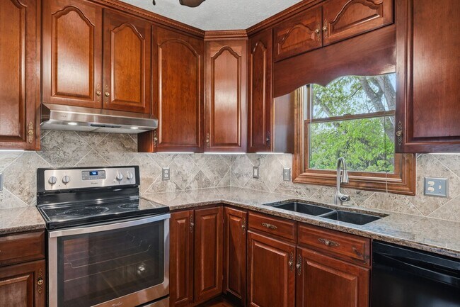 Building Photo - Spacious 5-Bedroom Home in Prestigious Blacksburg Country Club Estates