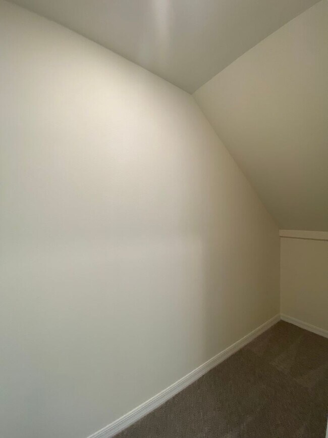 Building Photo - Avalon Woods 4/3/2 ***WON'T LAST***