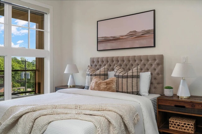 Building Photo - 218 W Kingsley St