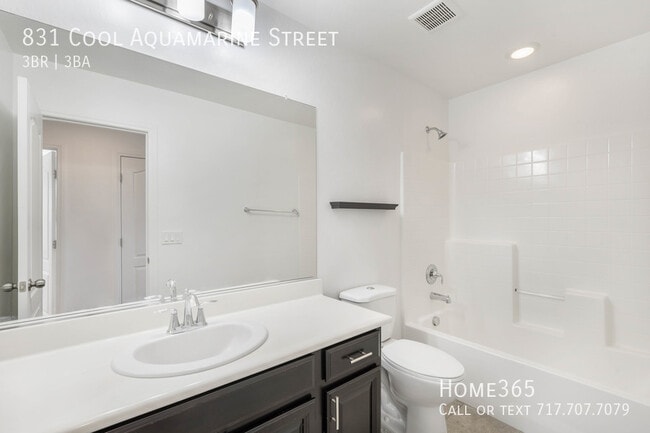 Building Photo - Beautiful 2 Story 3 Bed 2.5 Bath home in t...