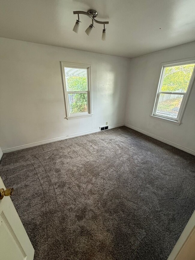Building Photo - Cute Price Home