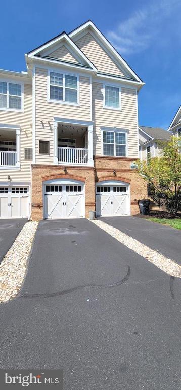 Building Photo - 43840 Hickory Corner Terrace