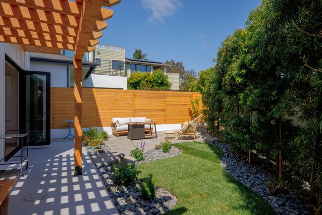 Building Photo - 623 Colima St