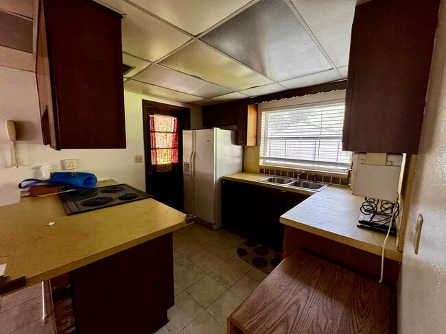 Building Photo - Great Backyard & Quiet Neighborhood