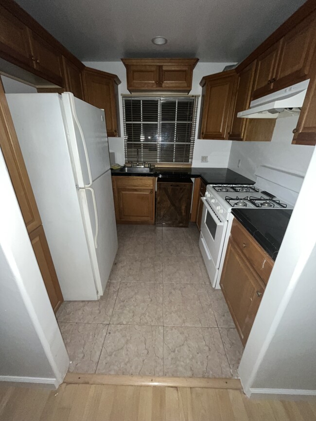 Kitchen - 1457 S Holt Ave