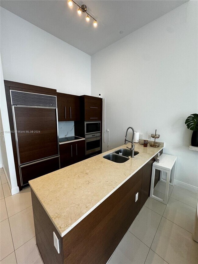 Building Photo - 475 Brickell Ave