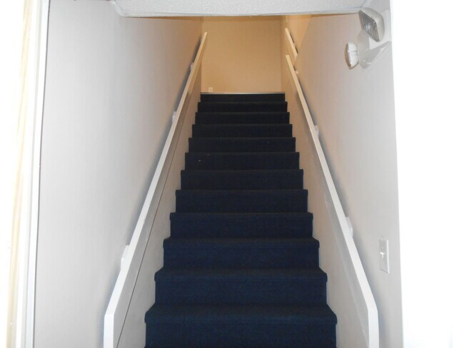 Building Photo - Second floor 1 bedroom, 1 bath suite in great location