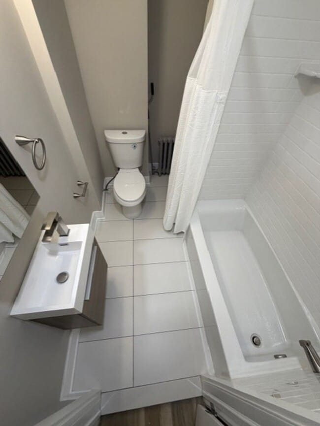 Building Photo - Spacious 3 Bedroom Grays Ferry