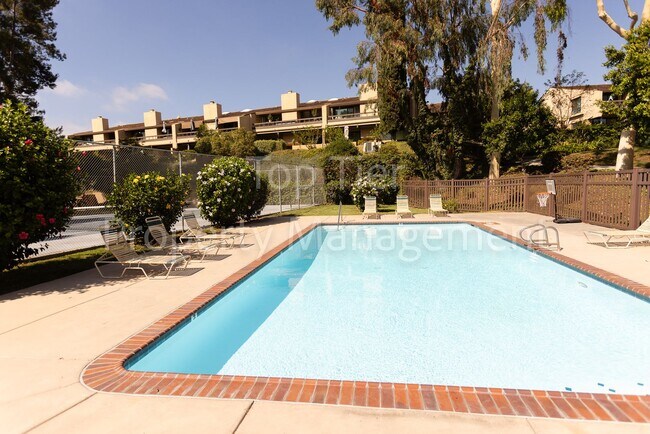 Building Photo - Beautiful 2 bed, 2.5 bath, 1373 sqft Townh...
