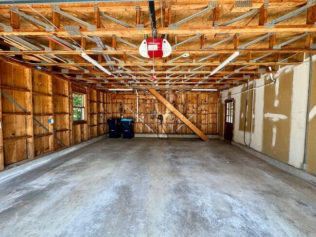 Building Photo - $3,195 Spacious 4BD/2BA Home w/Fenced Backyard | Available Now