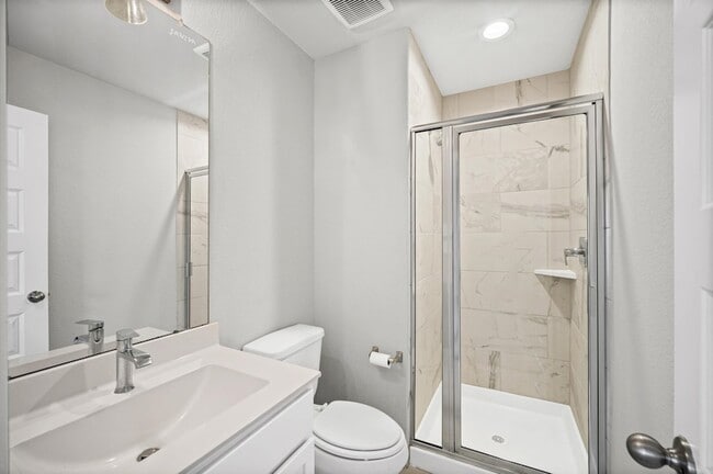 Building Photo - 144 Shining Pt Dr