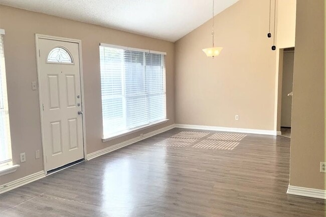 Building Photo - 4969 Briar Oaks Ln