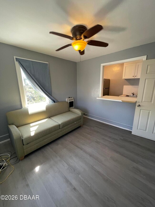 Building Photo - 411 N Oleander Ave