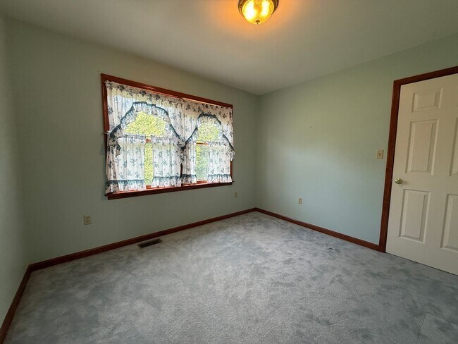 Building Photo - 1695 Louser Rd