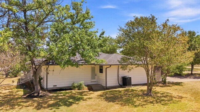 Building Photo - 900 Winding Rd