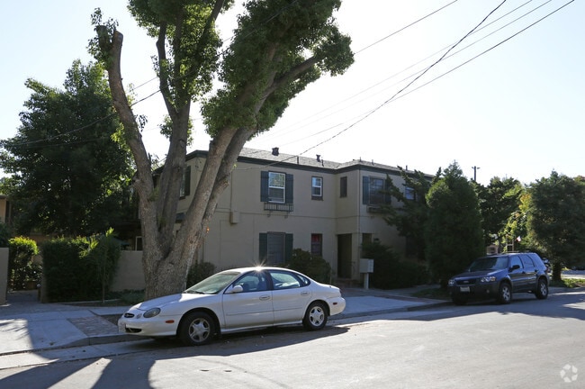 Building Photo - Myrtle Apts
