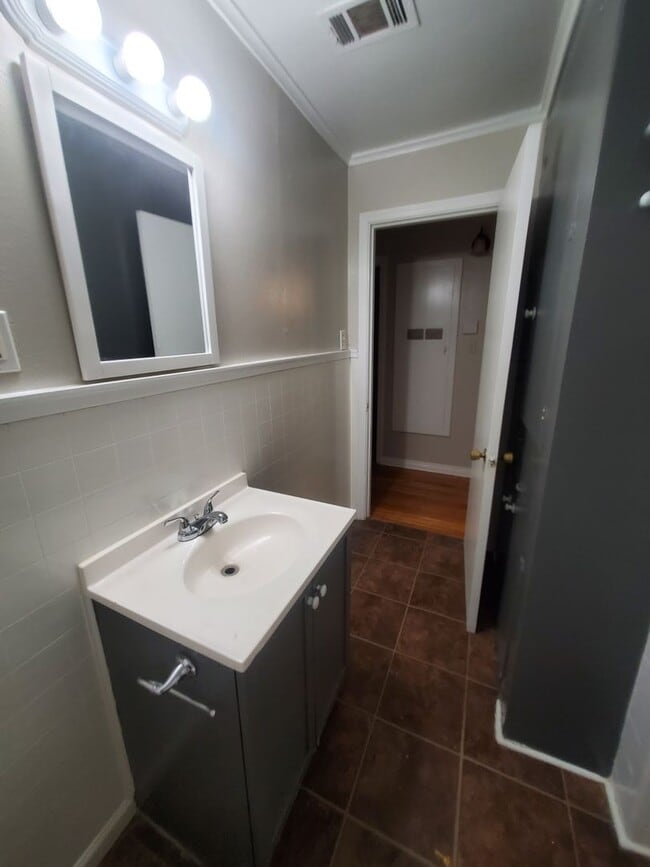 Building Photo - $500 Off 1st Month Special