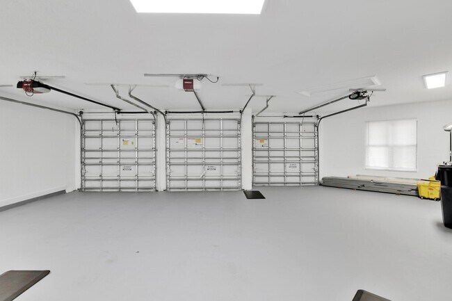 Building Photo - 10703 Versailles Blvd